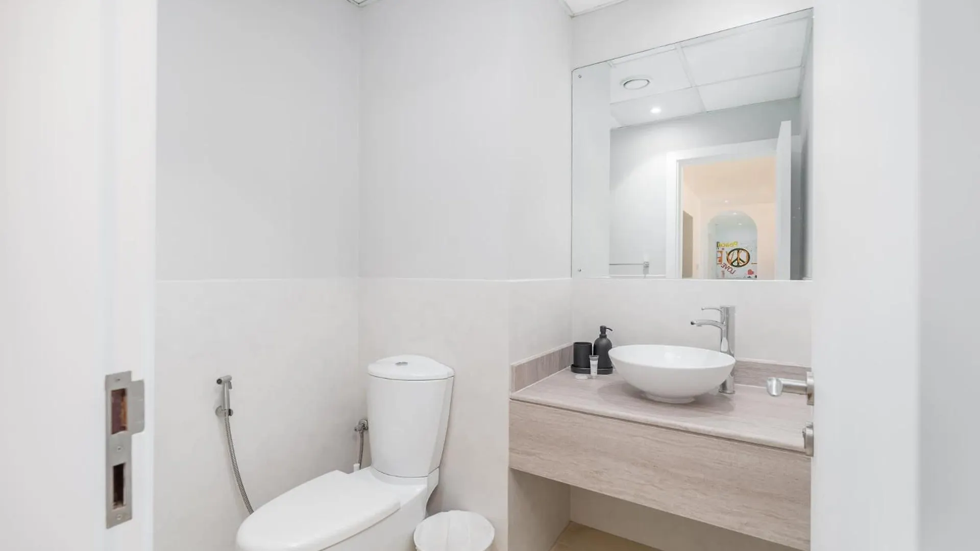 Stylish 4-Bedroom Apartment With Balcony Views In Jbr Dubai