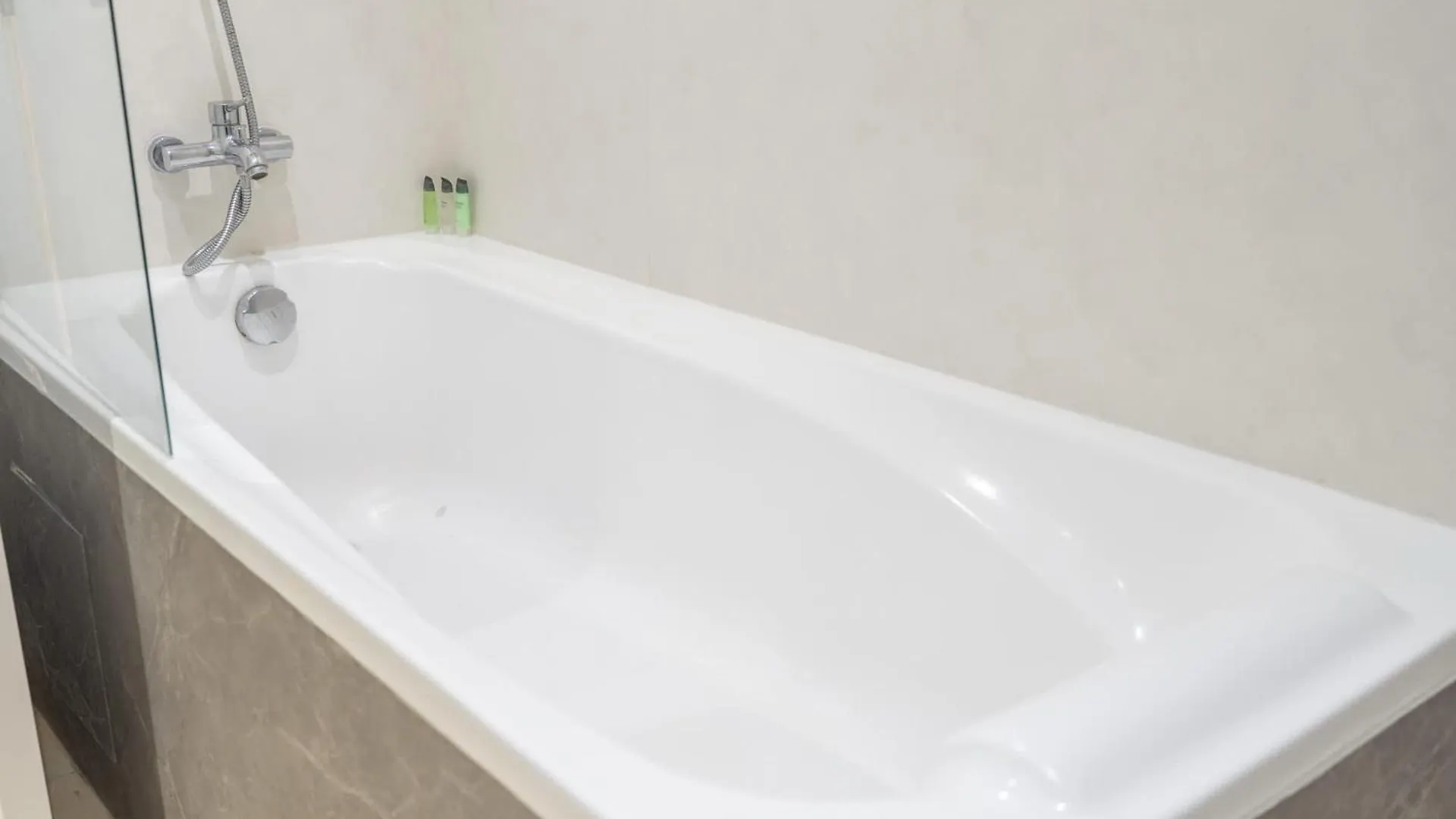 Stylish 4-Bedroom Apartment With Balcony Views In Jbr Dubai United Arab Emirates