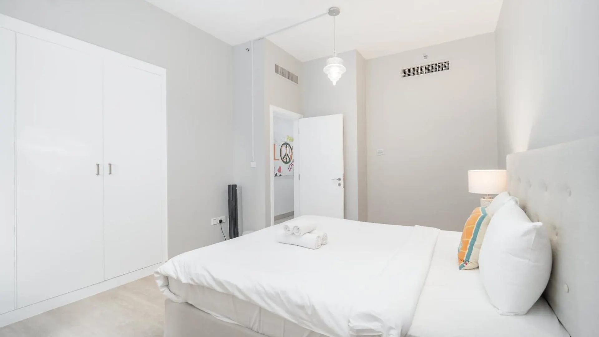 Stylish 4-Bedroom Apartment With Balcony Views In Jbr Dubai 0*,