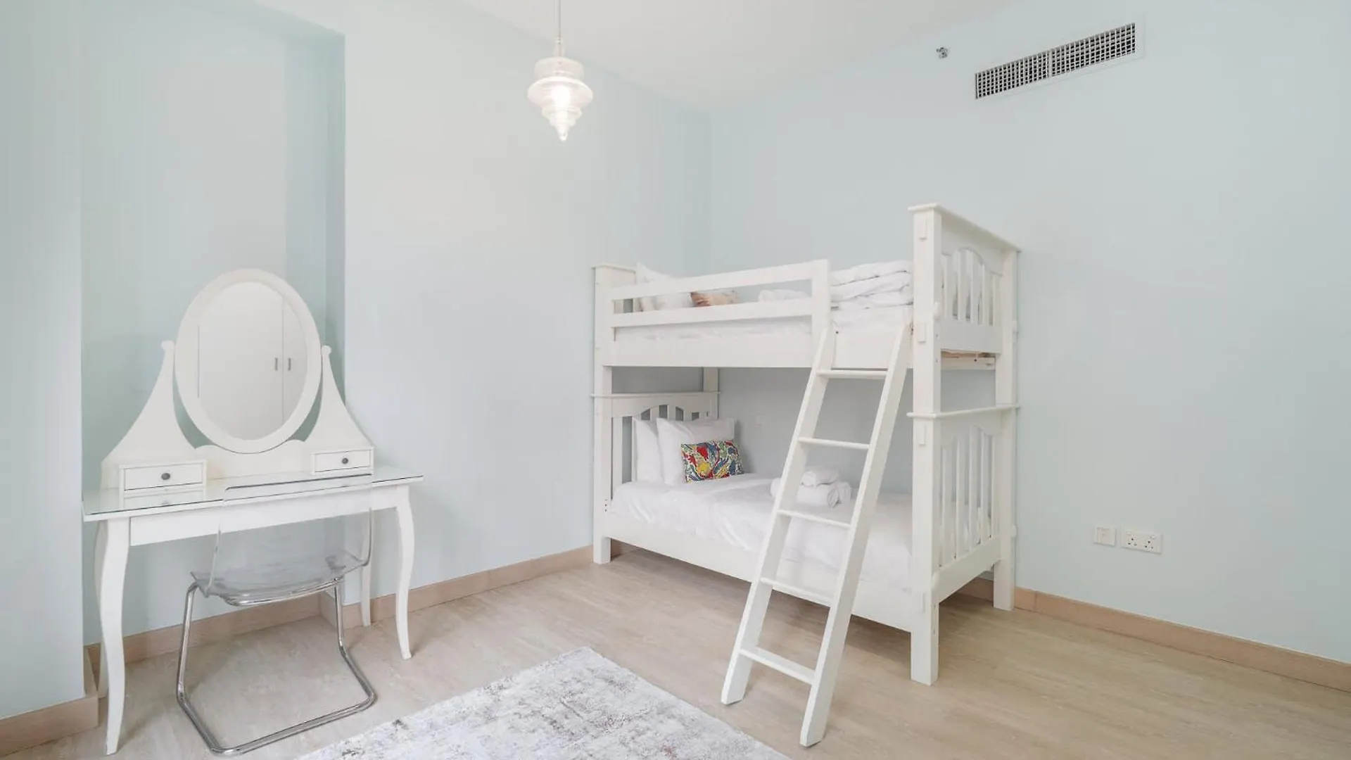 Stylish 4-Bedroom Apartment With Balcony Views In Jbr Dubai